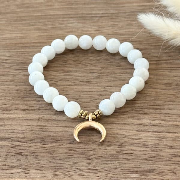 New beginning - Hvit månesten 8mm armbånd m/måneanheng gullfarget