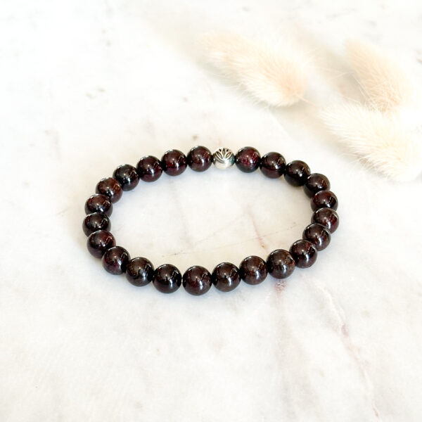 Passion & Strenght - Granat krystall armbånd 8mm med lotus