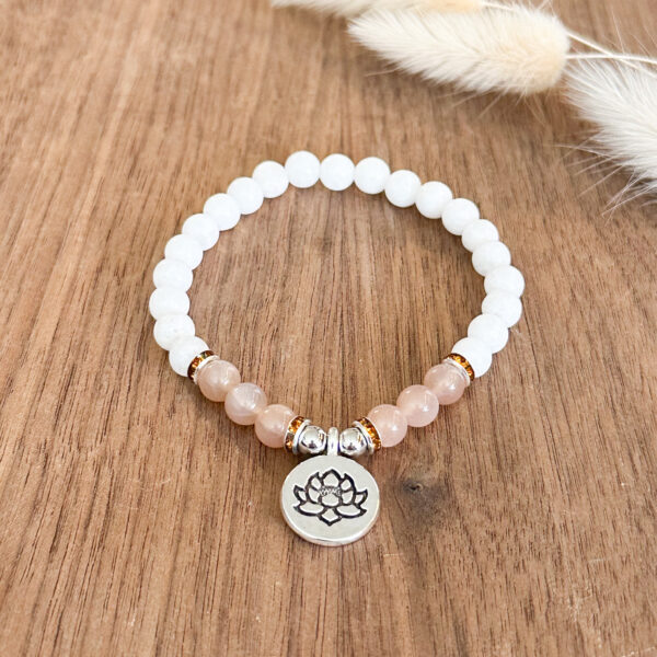 The Divine feminine - Solsten og hvit månesten krystall armbånd 6mm med lotus anheng