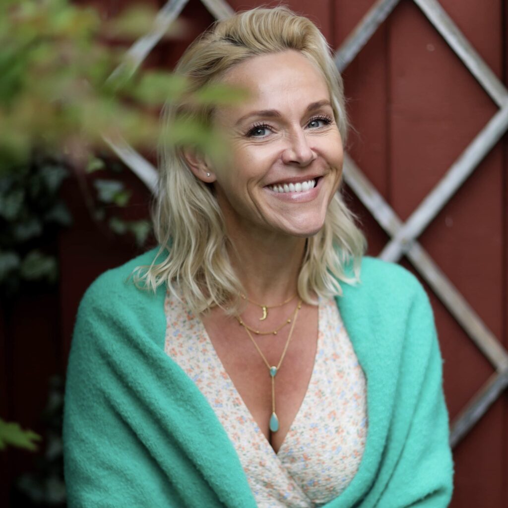 Elisabeth Kjeldsoe driver tantebuddha og reading