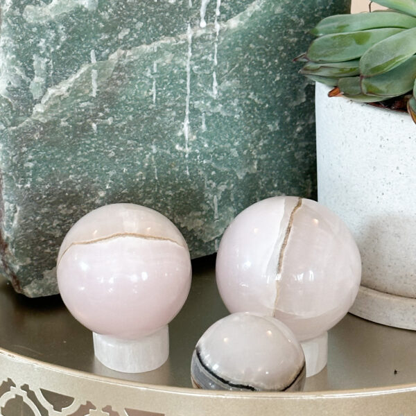 The Rise of the Feminine - Rosa kalsittglobe Selene